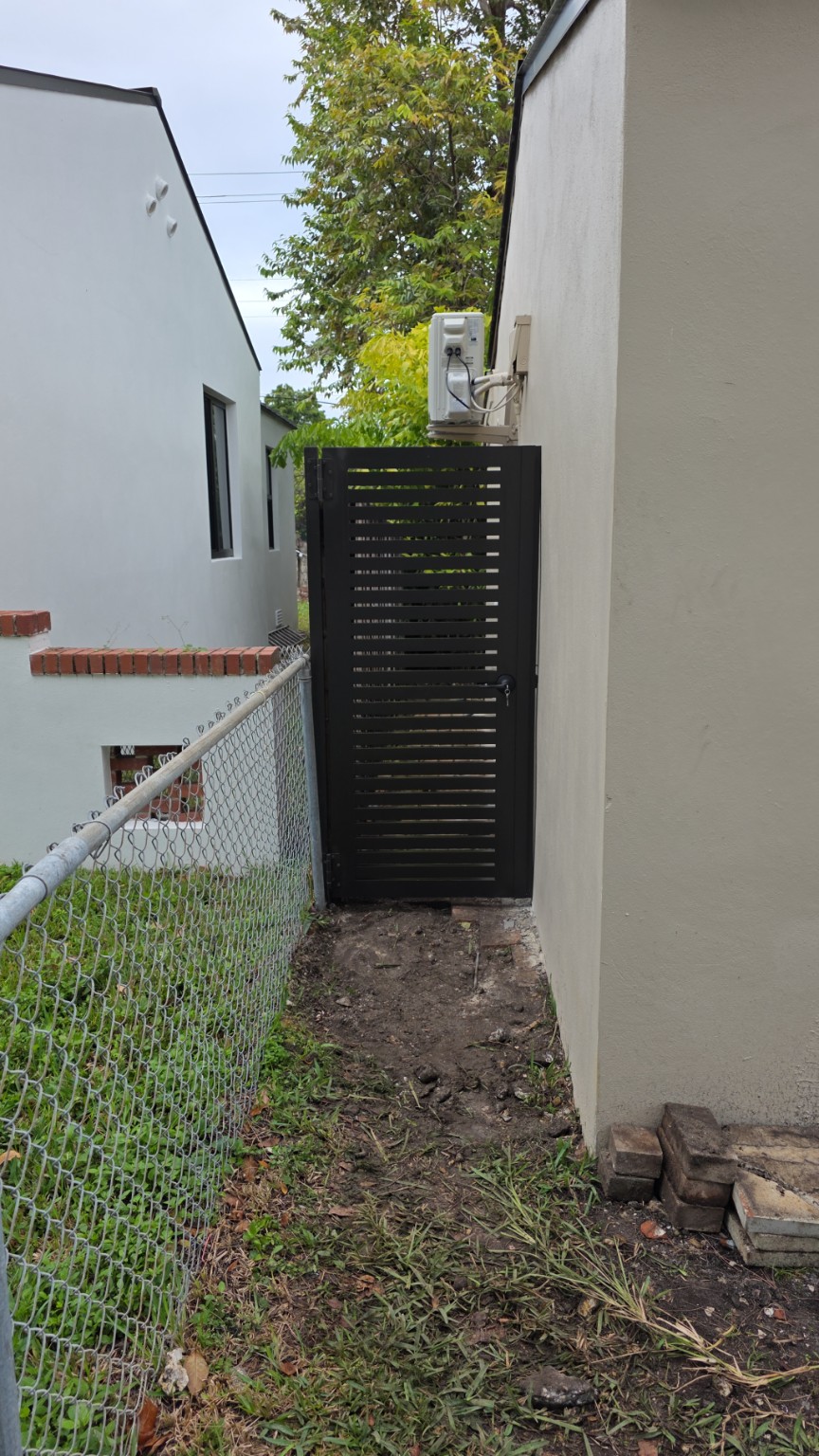 Matching compact horizontal side-yard gate